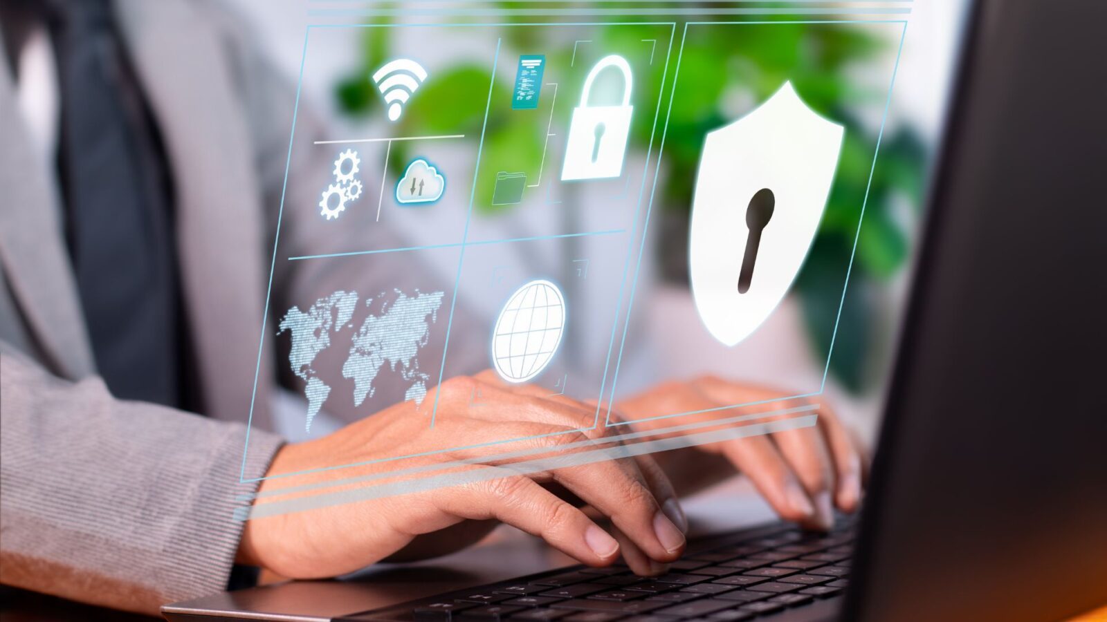 Persona al computer con icone digitali di lucchetto, scudo e sicurezza informatica