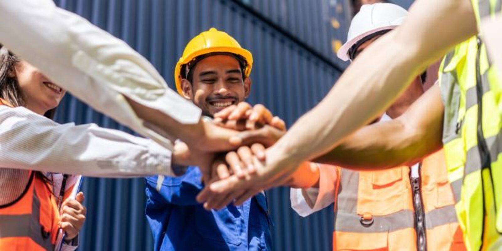 Lavoratori di diversi settori uniscono le mani in segno di collaborazione
