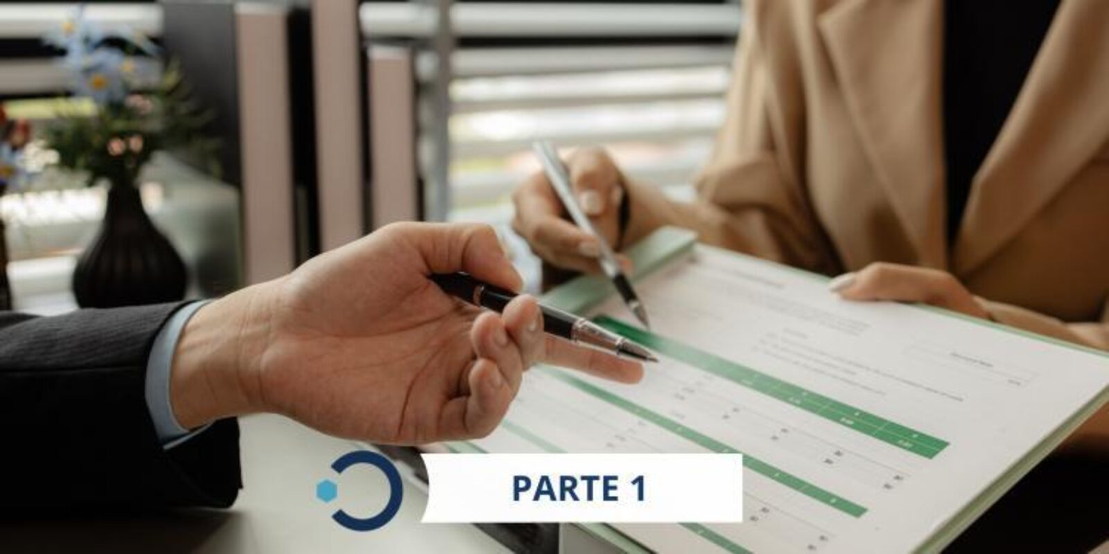 Due professionisti esaminano un documento, con la dicitura «Parte 1»
