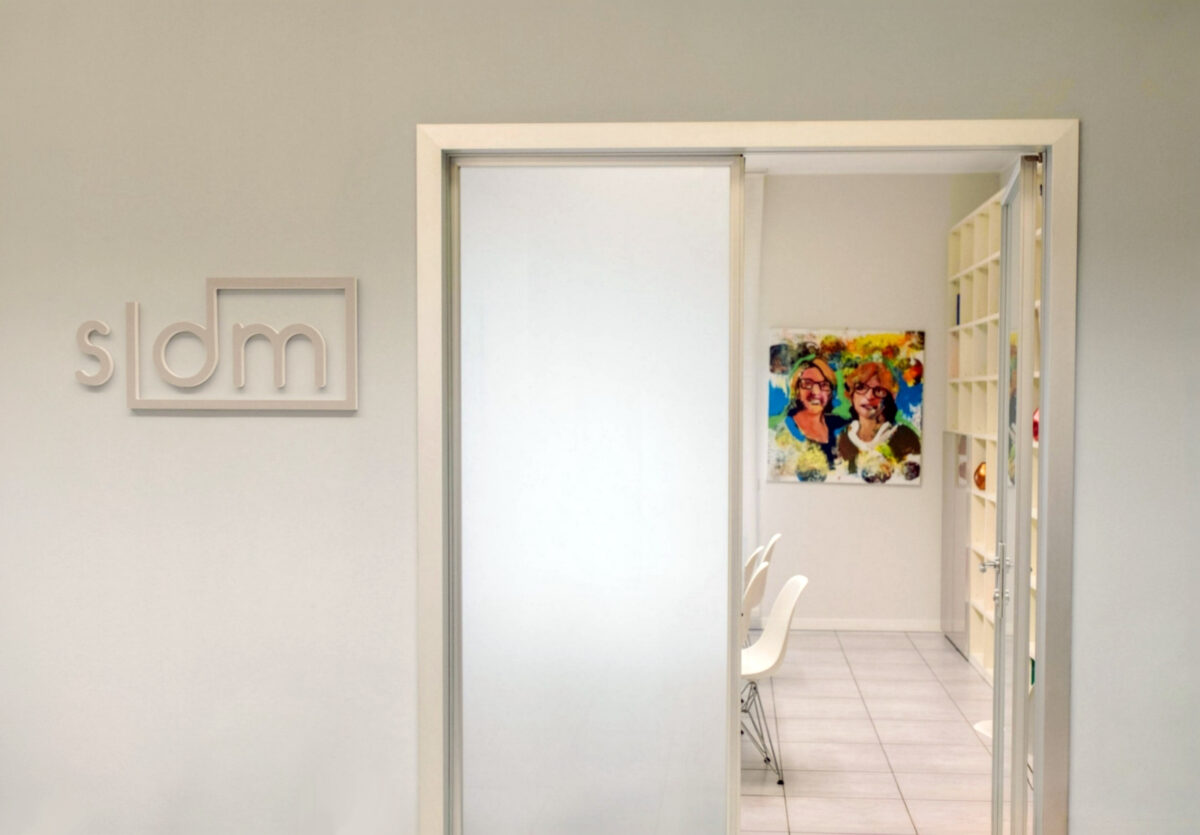 Ingresso della sala riunioni dello Studio Legale Dehò Masserelli con quadro