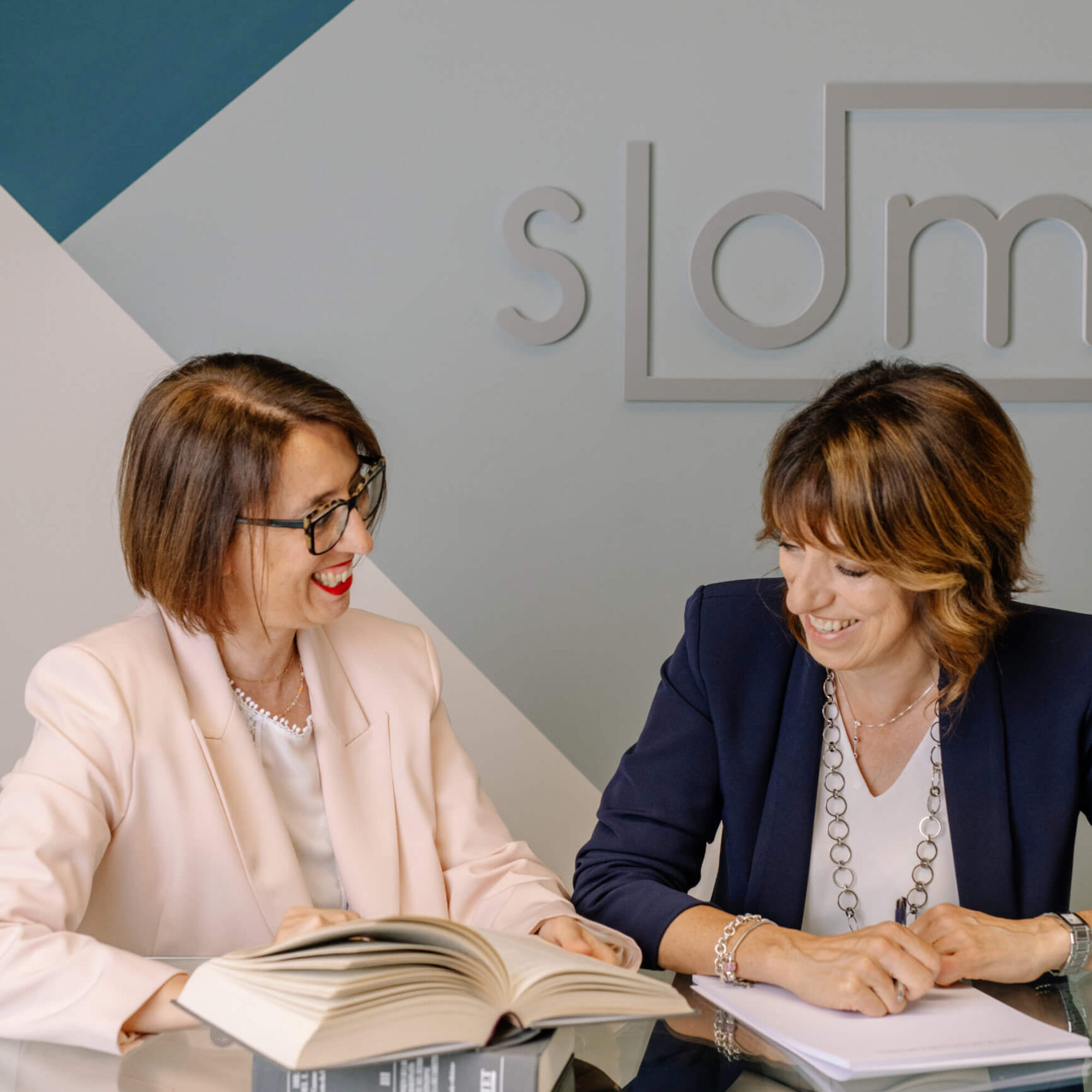 Ritratto degli Avvocati Barbara Masserelli e Carla Dehò dello Studio Legale Dehò Masserelli.