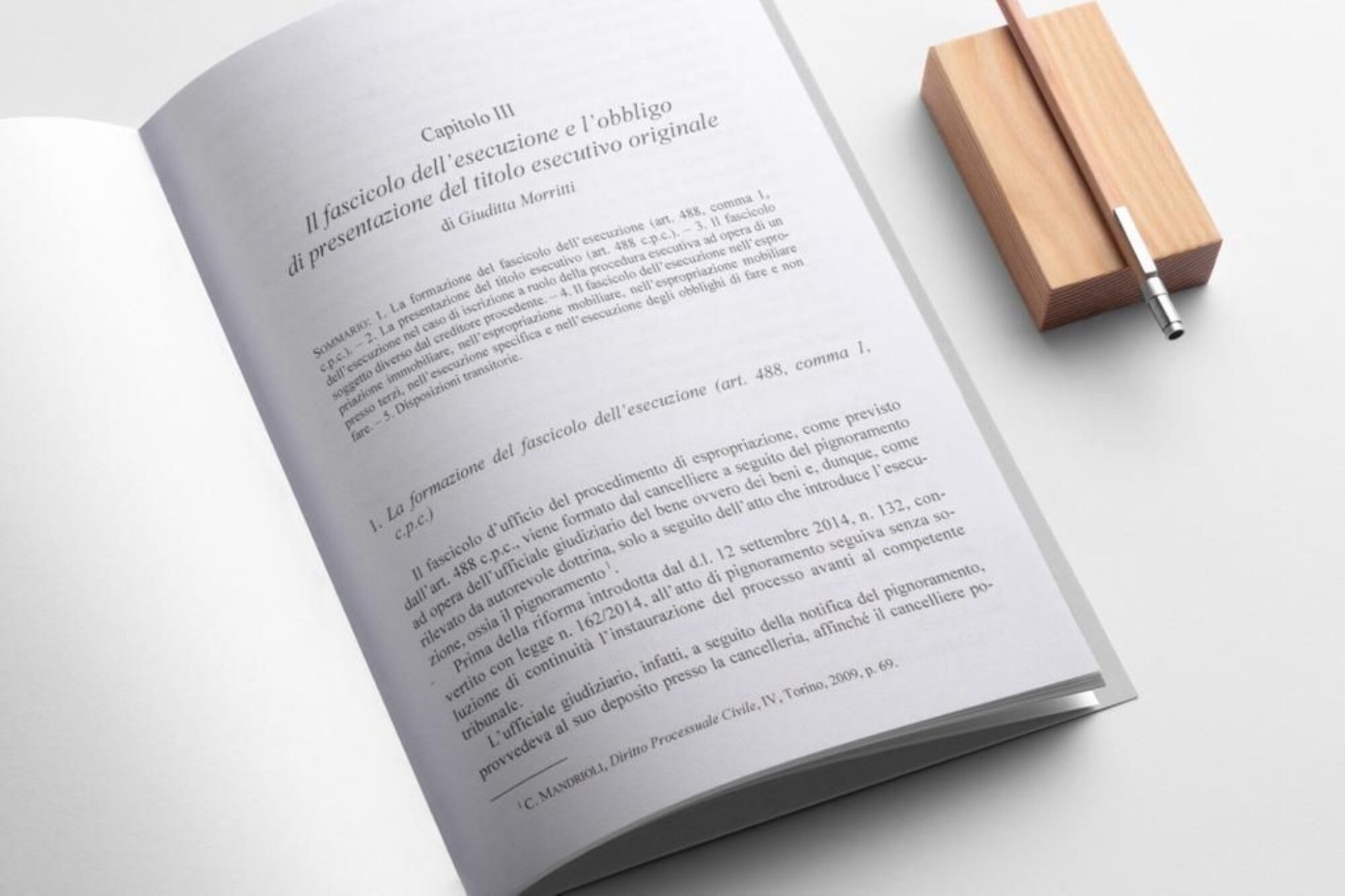 Pagina interna del volume Il nuovo processo di esecuzione con un portapenna in legno
